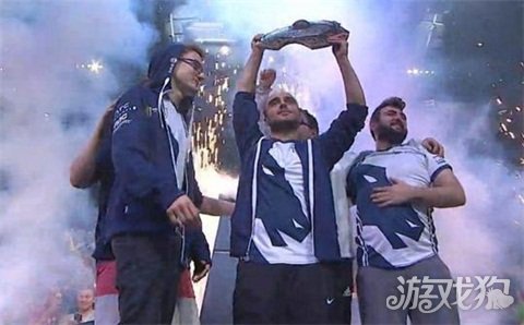 球迷们不妨 球迷们不妨