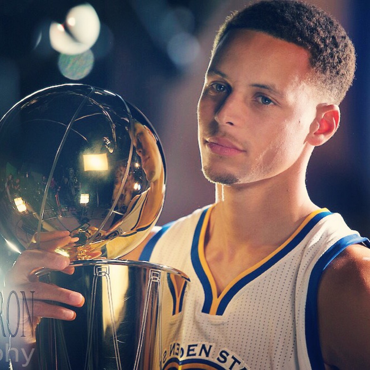 教练席的一 教练席的一